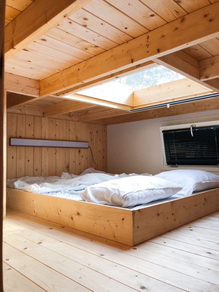 Tiny House overnachting droompark maasdiuinen bed onder de sterren